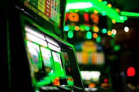 Ilustrasi pengalaman bermain sportsbook dan slot online di badut69 dengan mobile